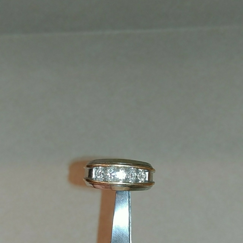 Gold diamond ring